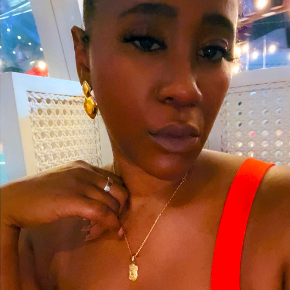 Meet your Posher, Crystal